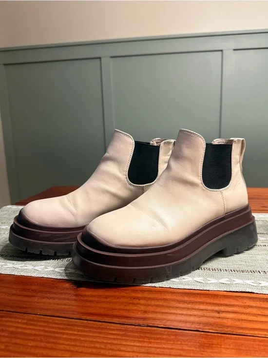 UO Urban Outfitters Cream & Brown Dana Short Chelsea Boot Chunky Platform - 9 - Picture 6 of 11